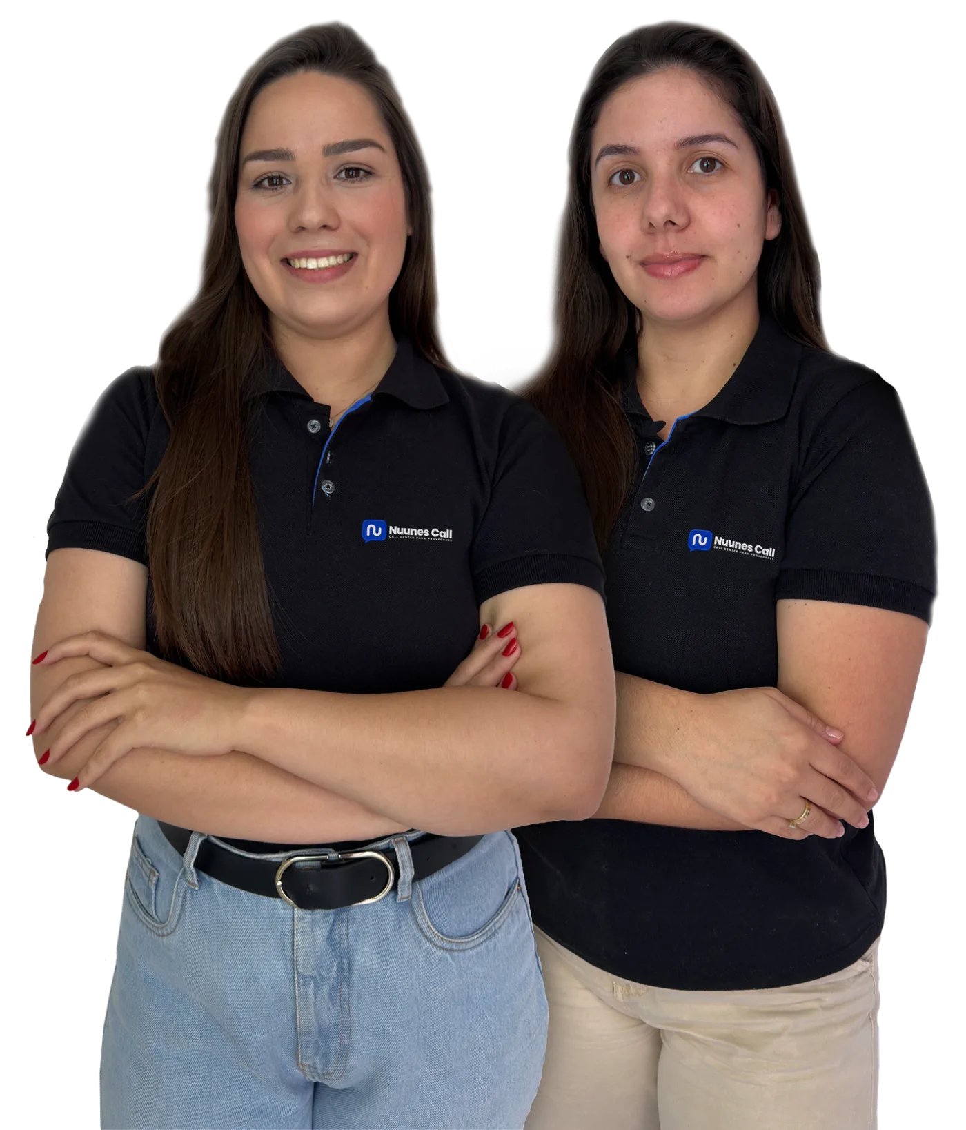 Duas atendentes da Nuunes Call de braços cruzados, com a camisa polo da marca.