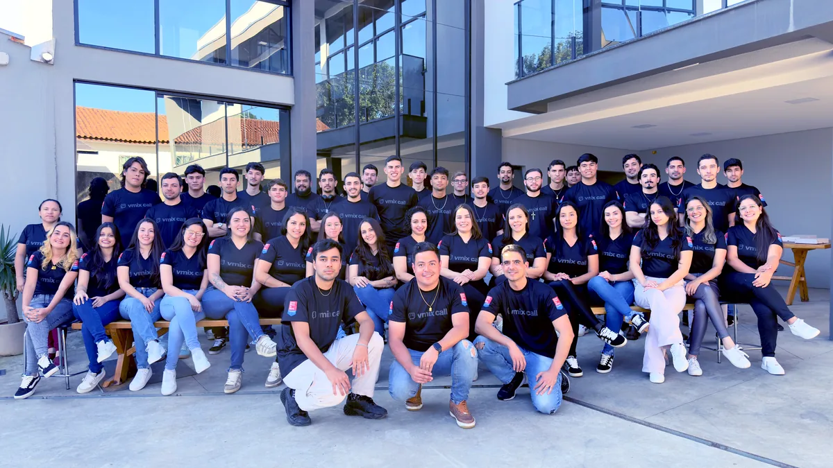 Equipe do call center reunida em frente à sede, em 2026.