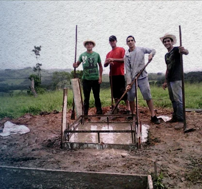 Equipe da Nunes Informática concretando a base de uma torre em 2010.